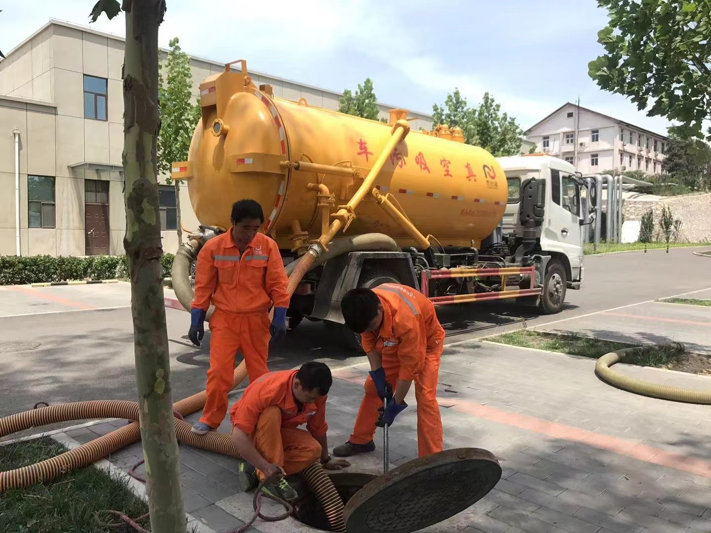 叶县管道疏通车停在窨井附近