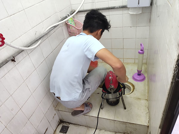 叶县管道堵塞冒臭气 专业师傅现场解决问题