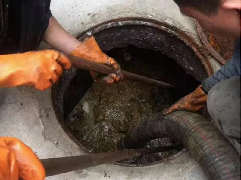 叶县清理化粪池时如何避免沼气的危害？